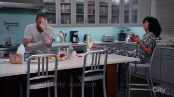 les sneakers adidas original de Rainbow Johnson (Tracee Ellis Ross) dans Black-ish