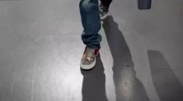 les sneackers slip-on d'Andre Johnson ( Anthony Anderson) dans Black-ish