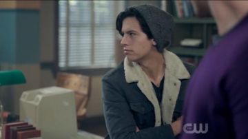 La veste en jean col fourré de Jughead Jones (Cole Sprouse) dans Riverdale