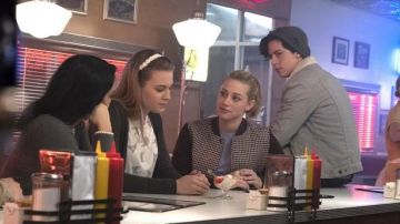 The jacket grey fleeced of Jughead Jones (Cole Sprouse) in Riverdale S01E07
