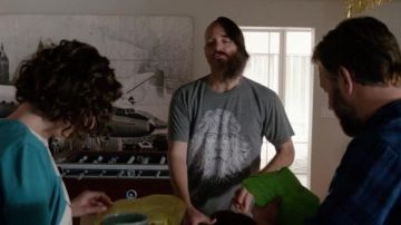 Le T-shirt gris lion à lunettes de Phil Mil­ler (Will Forte) dans Last Man On Earth S02E16
