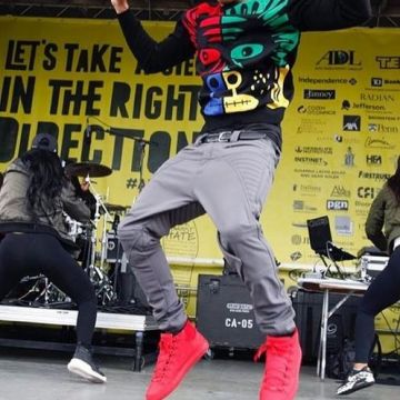 Les sneakers rouges de Bryshere Y. Gray aka Yazz The Greatest aux ADL's Walk Against Hate 2016