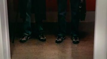 Les sneakers Nike Shox Ride Plus portées par Dr. Gregory House (Hugh Laurie) dans Dr House (Saison 1 Episode 8)