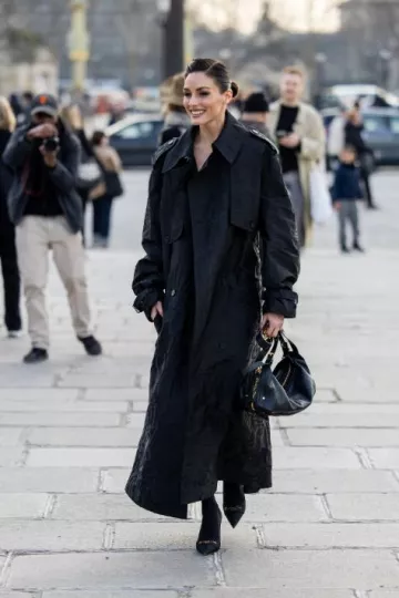 Escarpin Dior My Dior en noir moiré porté par Olivia Palermo lors du défilé Dior à Paris le 4 mars 2025