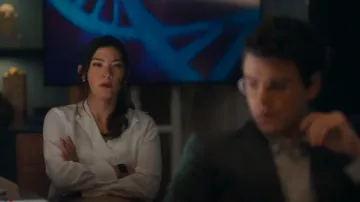 Blouse en soie à col ouvert Club Monaco portée par le Dr Sasha Lubbock (Inga Schlingmann) comme on le voit dans Watson (S01E01)