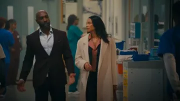 Manteau fait à la main de ceinture mangue porté par le Dr Mary Morstan (Rochelle Aytes) comme on le voit dans Watson (S01E02)