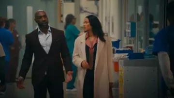 Manteau fait à la main de ceinture mangue porté par le Dr Mary Morstan (Rochelle Aytes) comme on le voit dans Watson (S01E02)