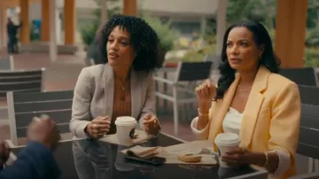 Camisola Cinq A Sept Marta usada por la Dra. Mary Morstan (Rochelle Aytes) como se ve en Watson (S01E03)