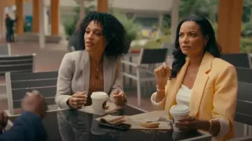 Caraco Cinq A Sept Marta porté par le Dr Mary Morstan (Rochelle Aytes) comme on le voit dans Watson (S01E03)