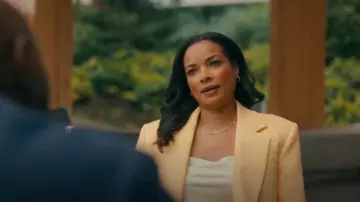 Collier à maillons Gorjana Parker porté par le Dr Mary Morstan (Rochelle Aytes) comme on le voit dans Watson (S01E03)