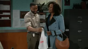 Sac à bandoulière Mango Short Handle porté par Naomi Hamilton Hawthorne (Arielle Prepetit) comme on le voit dans Beyond the Gates (S01E18)