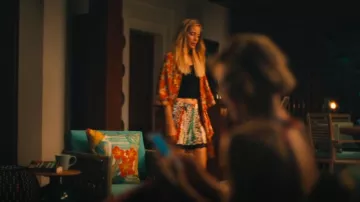 Pantalones cortos de seda con estampado saturno Saturne Mix de Zadig & Voltaire en multicolor usados por Jaclyn Lemon (Michelle Monaghan) como se ve en The White Lotus (S03E07)