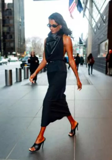 Brandon Maxwell La robe midi dos nu Larissa en noir portée par Simone Ashley chez Picture This Press le 6 mars 2025