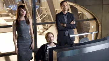 Alexander McQueen Vestido gris con cremallera usado por Amanda (Melinda Clarke) en Nikita (S01E02)