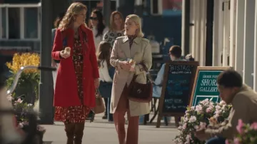 Robe chemise maxi à manches longues à nouer à imprimé mangue portée par Patty (Nancy Travis) comme on le voit dans Grosse Pointe Garden Society (S01E06)
