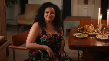 Betsey Johnson Tin Can Rose Mini Dress Floral portée par Mavis Beaumont (Michelle Buteau) comme on le voit dans Survival of the Thickest (S02E01)