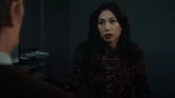 Chaqueta corta texturizada Ulla Johnson Adoni usada por Melody 'Mel' Bayan (Liza Lapira) como se ve en The Equalizer (T05E14)