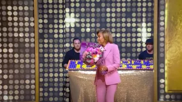 Michael Kors Charlie Stretch Pebble Crepe Flared Pants worn by Robin Roberts as seen in Tamron Hall Show o March 31, 2025