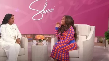 Christopher John Rogers Wiggle Dot Jacquard Crop Crewneck Cardigan porté par Sherri Shepherd comme on le voit à Sherri le 31 mars 2025