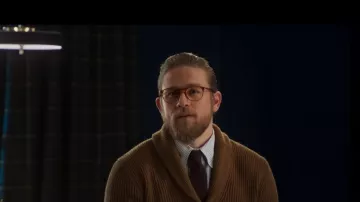 Cárdigan de merino con cuello chal - Caramel usado por Ray (Charlie Hunnam) en The Gentlemen