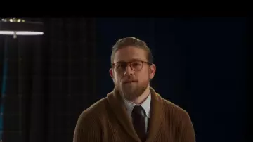Cardigan à gros col châle en mérinos - Caramel porté par Ray (Charlie Hunnam) dans The Gentlemen