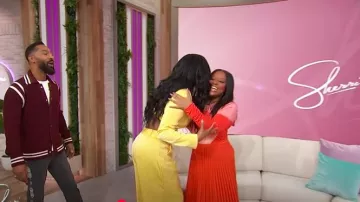 Jean en cuir orné d’une jambe droite Kapital Monkey CISCO porté par Tone Bell comme on le voit à Sherri le 1er avril 2025