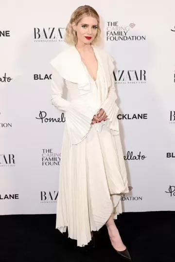 Falda plisada asimétrica de Alexander McQueen usada por Lucy Boynton en el evento del Día Internacional de la Mujer de Harper's Bazaar el 7 de marzo de 2025