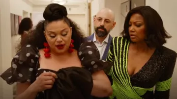 Boucles d’oreilles pendentifs fleur de manguier rouge en rouge porté par Mavis Beaumont (Michelle Buteau) comme on le voit dans Survival of the Thickest (S02E05)