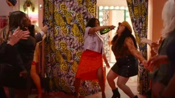 Alice + Olivia Black Faux Leather Mini Skirt worn by Mavis Beaumont (Michelle Buteau) as seen in Survival of the Thickest (S02E05)