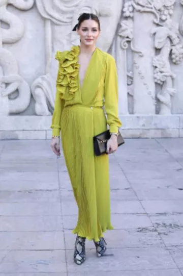 Elie Saab le Petit Pli Bag porté par Olivia Palermo lors du défilé Elie Saab le 8 mars 2025