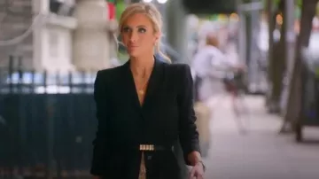 Ceinture vernie Khaite Julius 20mm portée par Taylor Middleton Scavo comme on le voit dans Selling the City (S01E03)