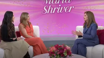 Blazer metálico a rayas diplomáticas de L'Agence Kenzie usado por Maria Shriver como se ve en Today with Jenna & Friends el 1 de abril de 2025