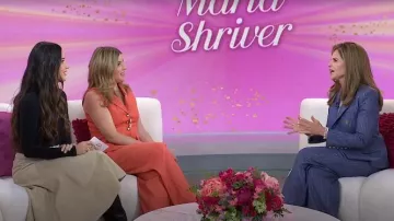 Pantalones de pierna recta a rayas metálicas L'Agence Livvy usados por Maria Shriver como se vio en Today with Jenna & Friends el 1 de abril de 2025