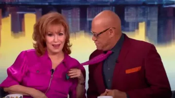 Cinq a Sept Holly Jacket usada por Joy Behar como se ve en The View el 3 de abril de 2025