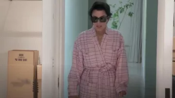 Blazer Chanel en tweed porté par Kris Jenner vu dans The Kardashians (S06E08)