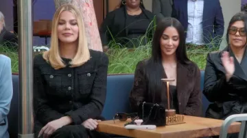 Sac à bandoulière Chanel à double rabat porté par Khloe Kardashian comme on le voit dans The Kardashians (S06E08)