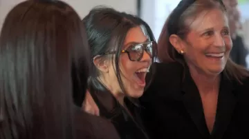 Vehla Dixie Choc Tort/Cinnamon portée par Kourtney Kardashian comme on le voit dans The Kardashians (S06E08)