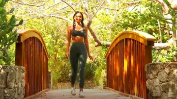 Lululemon Flow Y Bra Nulu Pantalon taille haute avec maintien léger et alignement avec poches porté par Litia Garr comme on le voit dans The Bachelor (S29E08)