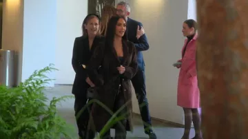 Blazer en daim Chrome Hearts porté par Kim Kardashian comme on le voit dans The Kardashians (S06E08)