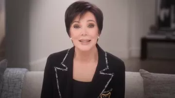 Blazer à simple boutonnage en tweed Chanel porté par Kris Jenner comme on le voit dans The Kardashians (S06E08)