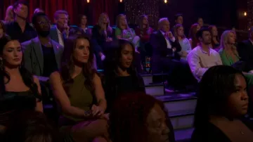 Robe asymétrique à fronces Zara en vert olive portée par Kaity Biggar comme on le voit dans The Bachelor (S29E09)