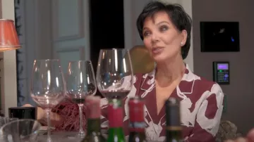 Valentino Garavani Chemise en soie ornée de plumes portée par Kris Jenner comme on le voit dans The Kardashians (S06E08)