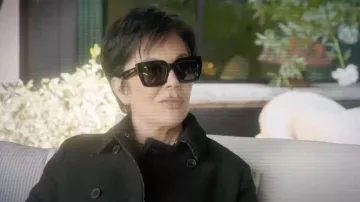 Lunettes de soleil carrées classiques Bottega Veneta portées par Kris Jenner comme on le voit dans The Kardashians (S06E09)