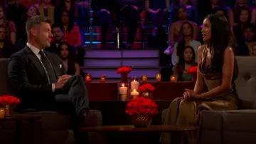 Robe à col bénitier plongeant dans le dos Mirror Palais en olive portée par Litia Garr dans The Bachelor (Saison 29 Épisode 9)