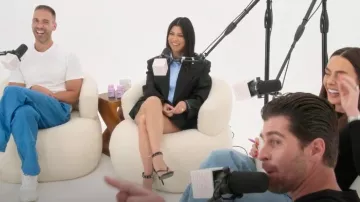 Fanci Hidden Blade Heels portés par Kourtney Kardashian comme on le voit dans The Kardashians (S06E09)