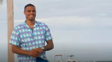 Chemise Paul Smith Tie-Dye coupe décontractée à manches courtes en bleu pétrole portée par Grant Ellis comme on le voit dans The Bachelor (S29E09)