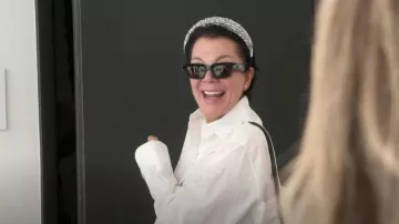 Bandeau en satin orné de cristaux Prada porté par Kris Jenner comme on le voit dans The Kardashians (S06E09)