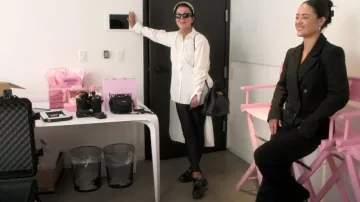 Mocassins en cuir verni chocolat Prada portés par Kris Jenner comme on le voit dans The Kardashians (S06E09)