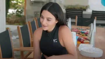 Soutien-gorge de sport Nike Air Dri-FIT Swoosh « Noir/Blanc » porté par Kris Jenner comme on le voit dans The Kardashians (S06E09)