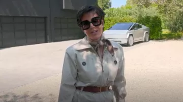 Lunettes de soleil carrées surdimensionnées Bottega Veneta portées par Kris Jenner comme on le voit dans The Kardashians (S06E09)